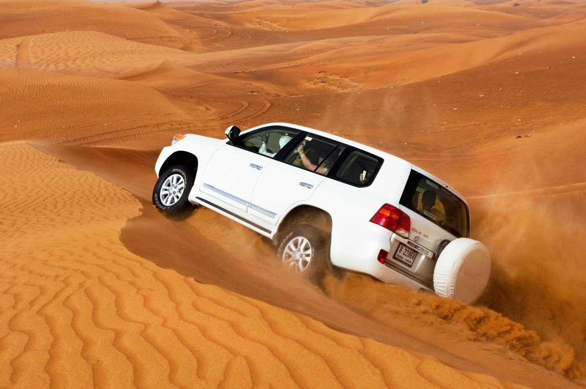 Toyota Land Cruiser 200 в пустыне