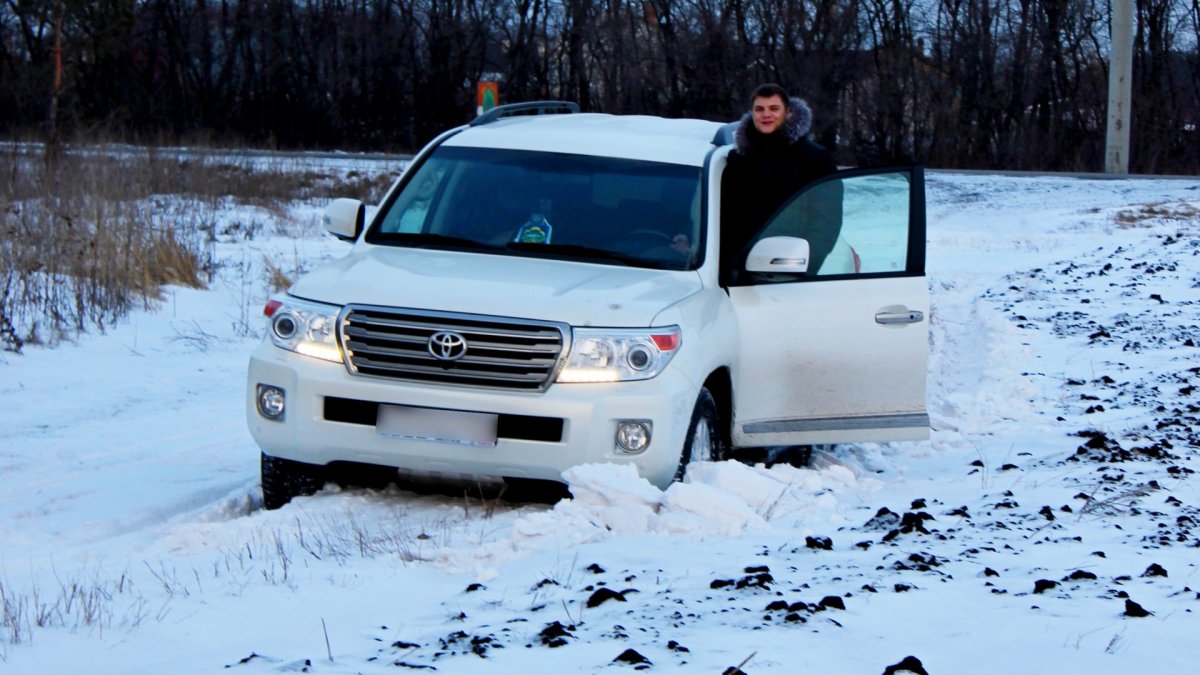 Toyota Land Cruiser 200 с человеком