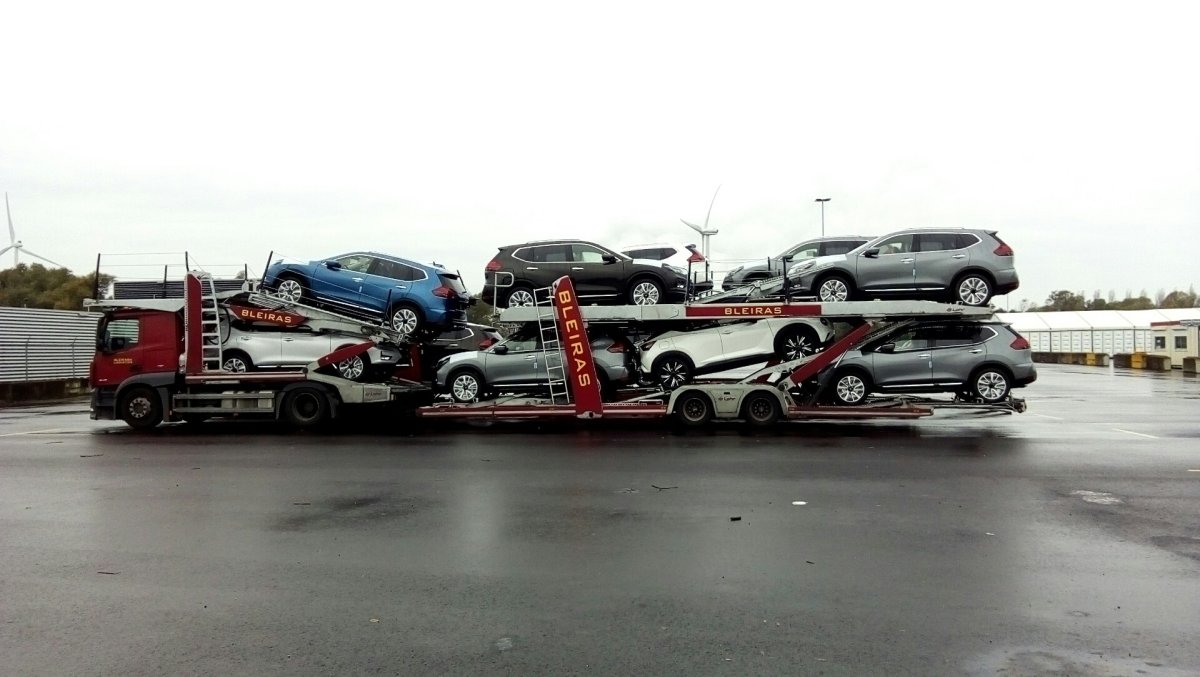 Автовоз сбоку