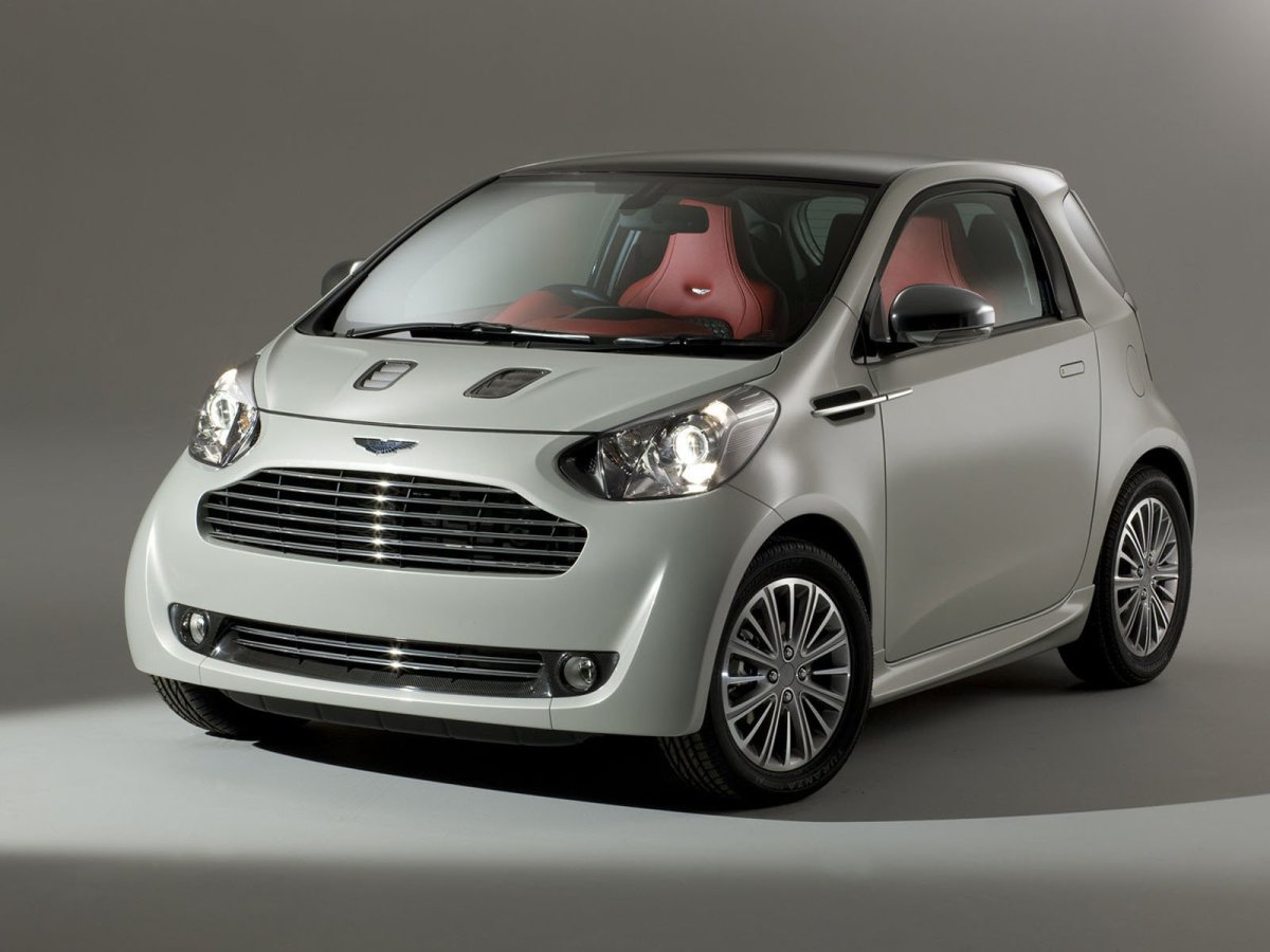 Машина Aston Martin Cygnet