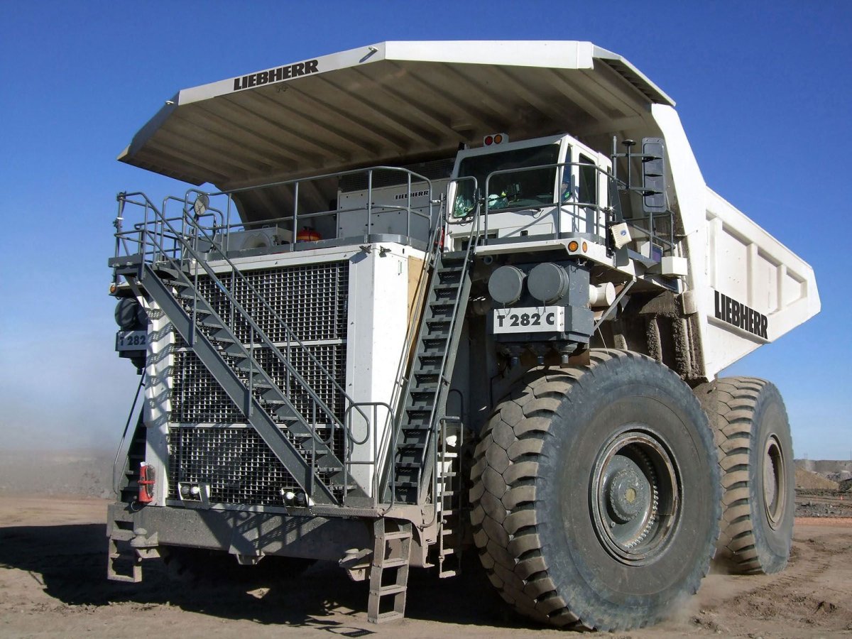 Карьерный самосвал Liebherr t282b