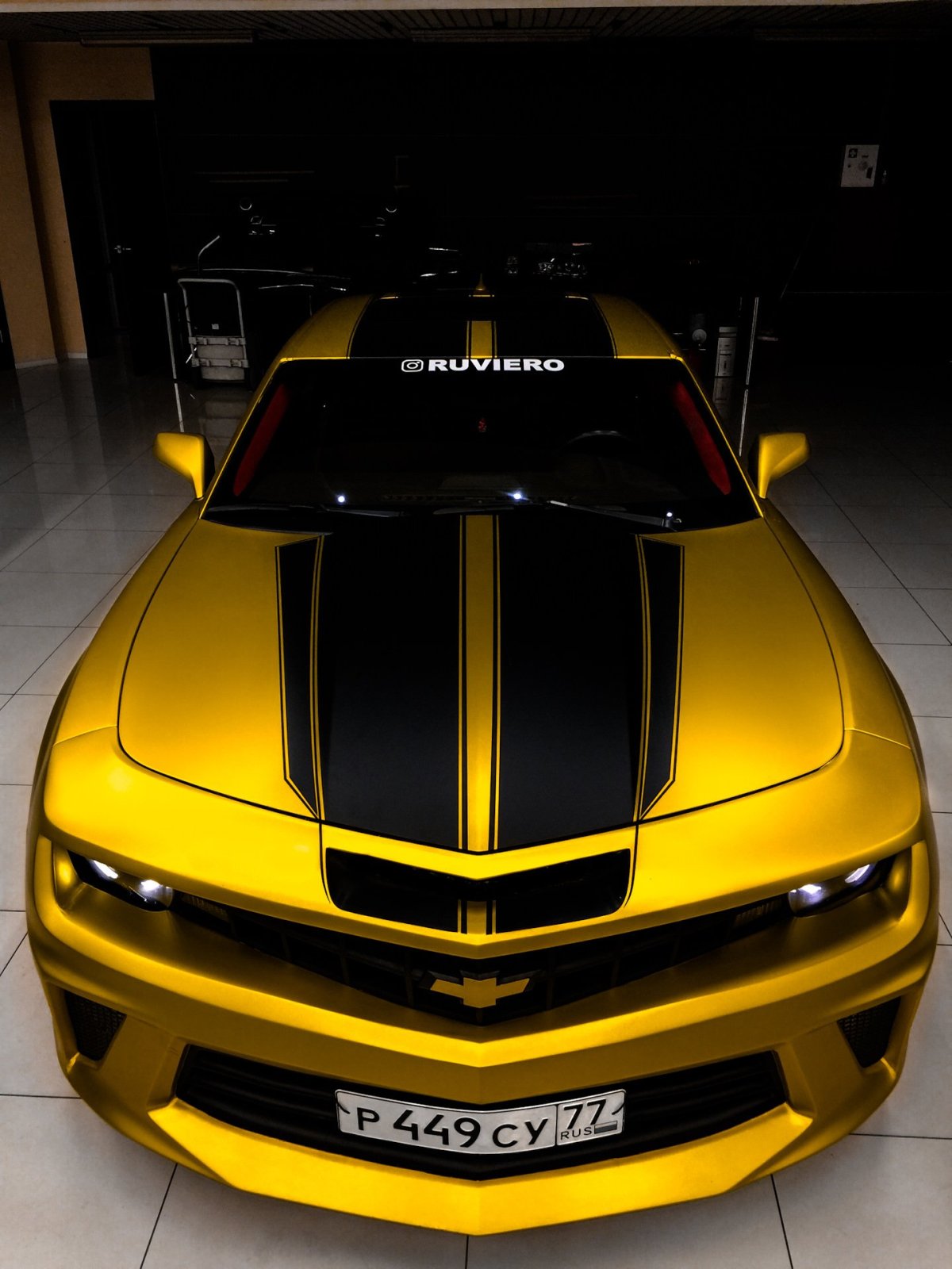 Chevrolet Camaro золотой