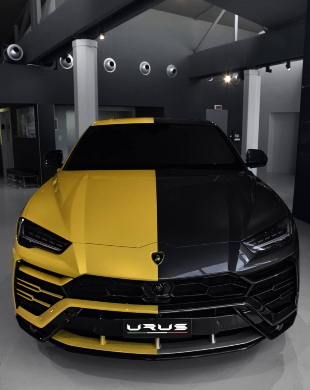 Lamborghini Urus желтый