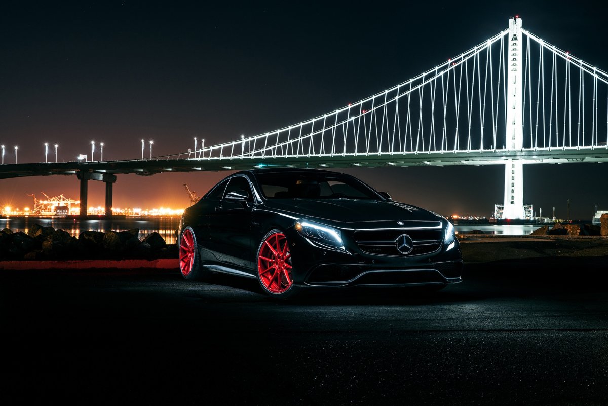 Мерседес Бенц s63 AMG Coupe в ночном городе