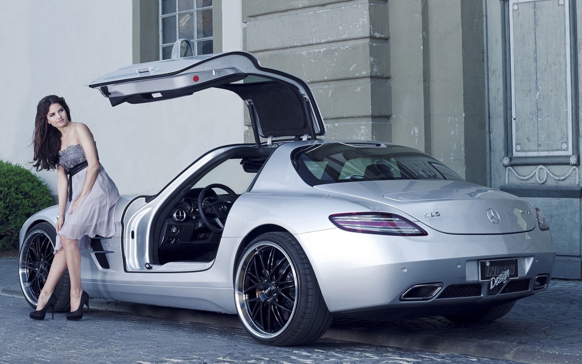 Mercedes Benz SLS AMG С девушками
