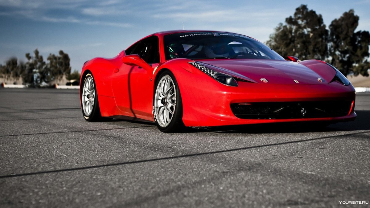 Красный спорткар Ferrari 458