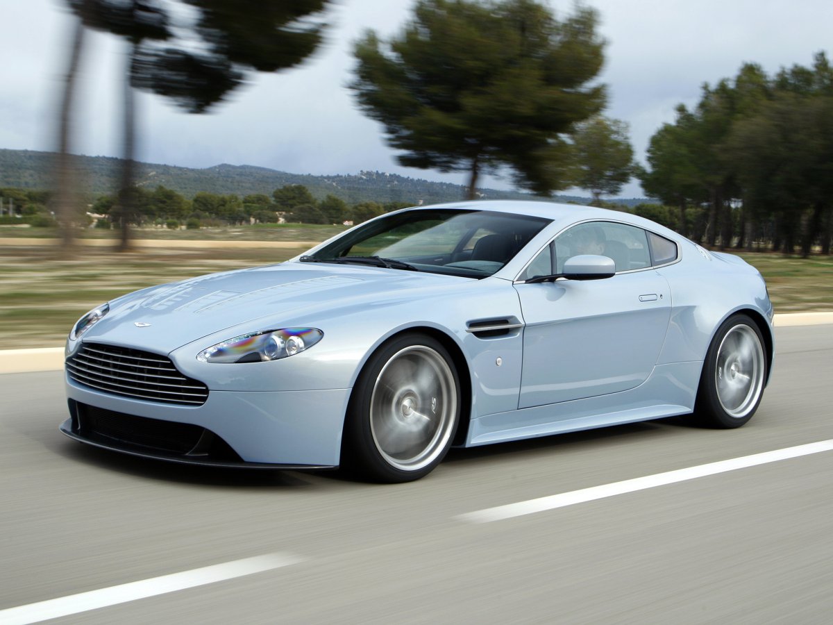 Астон Мартин v12 Vantage