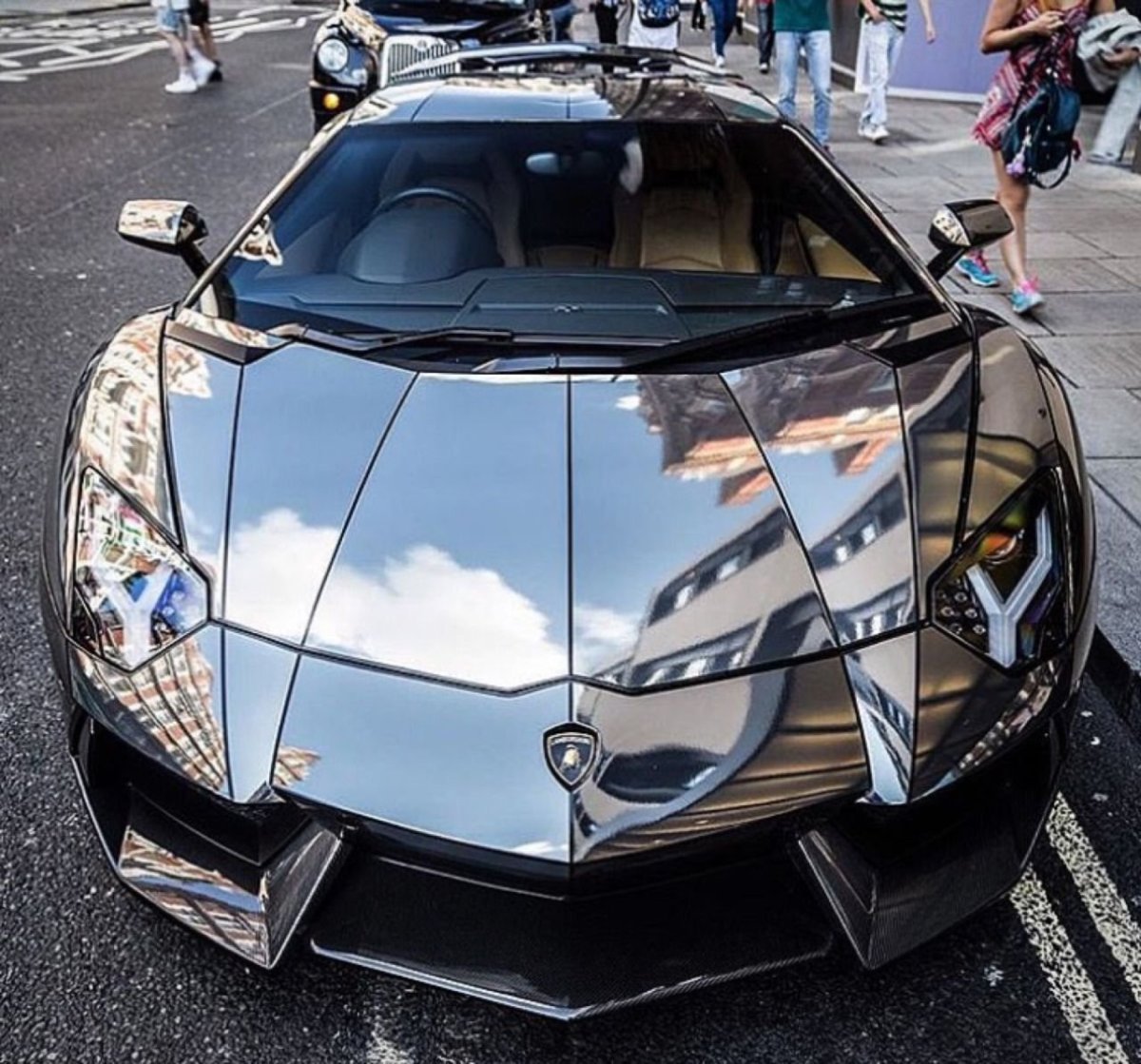 Lamborghini Aventador зеркальная