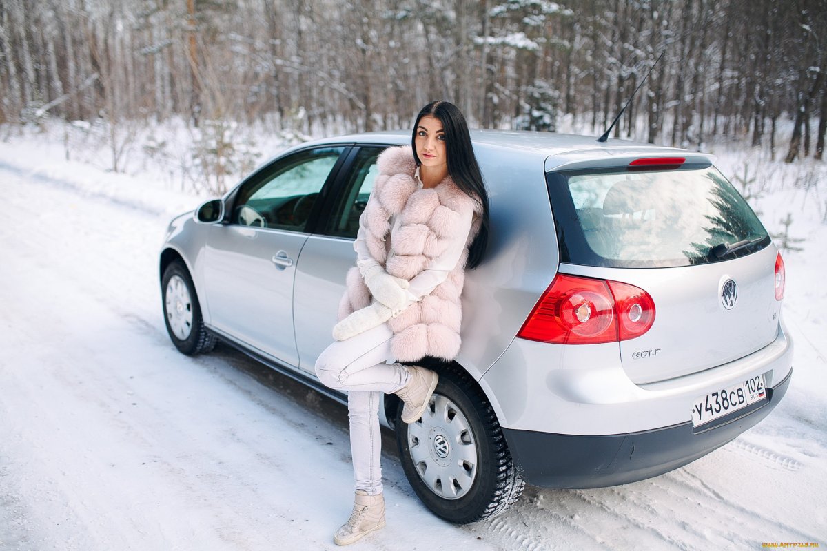 Девушка и Volkswagen Golf зимняя фотосессия