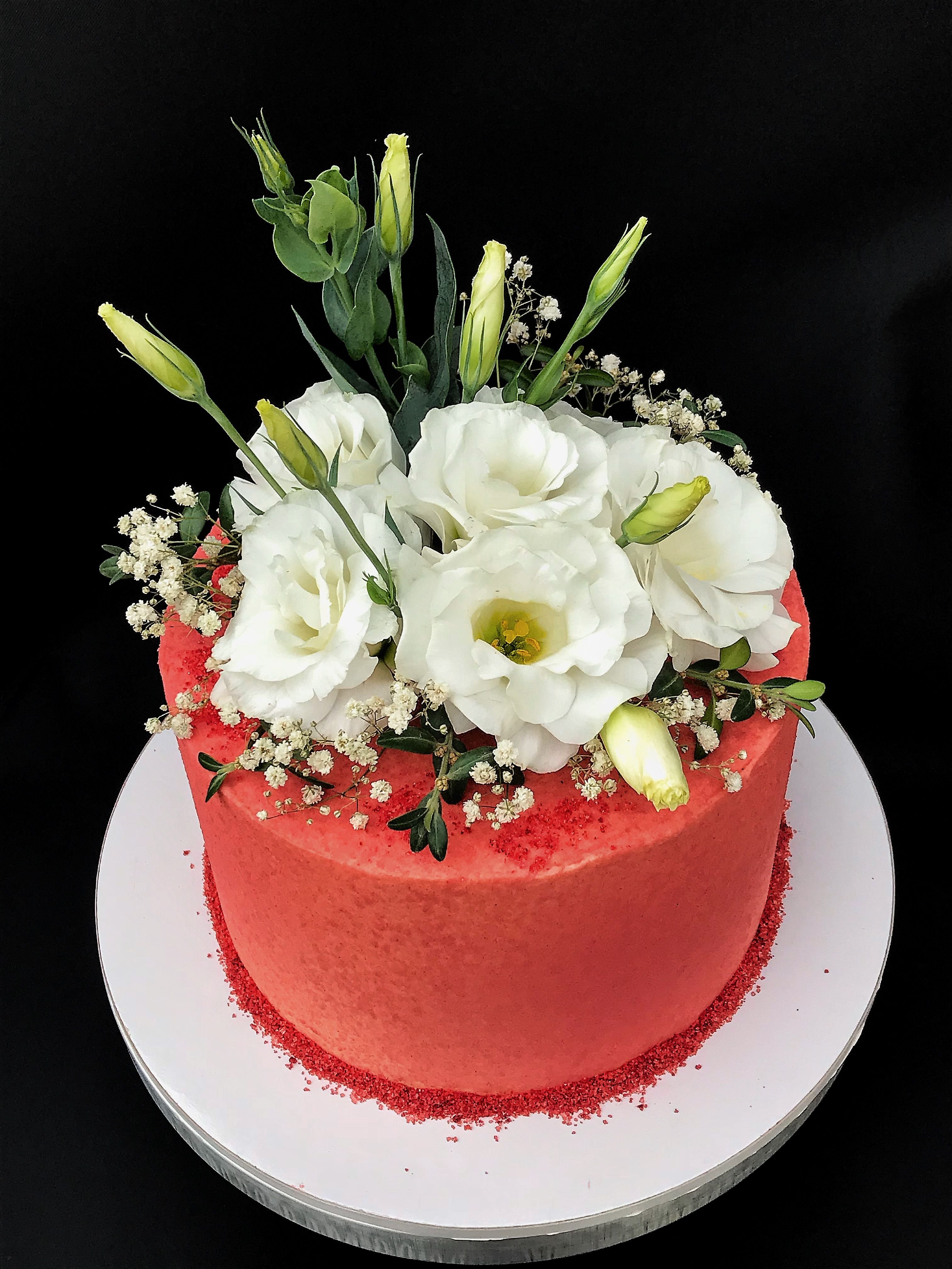 Украсить торт живыми. Торт с живыми цветами. Украшение торта живыми цветам. Тортик с живыми цветами. Декор торта живыми цветами.