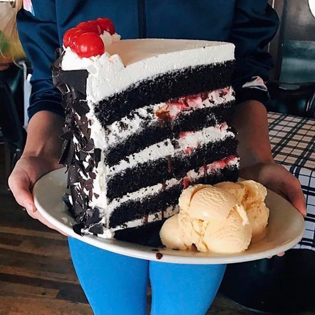 Огромный кусок торта