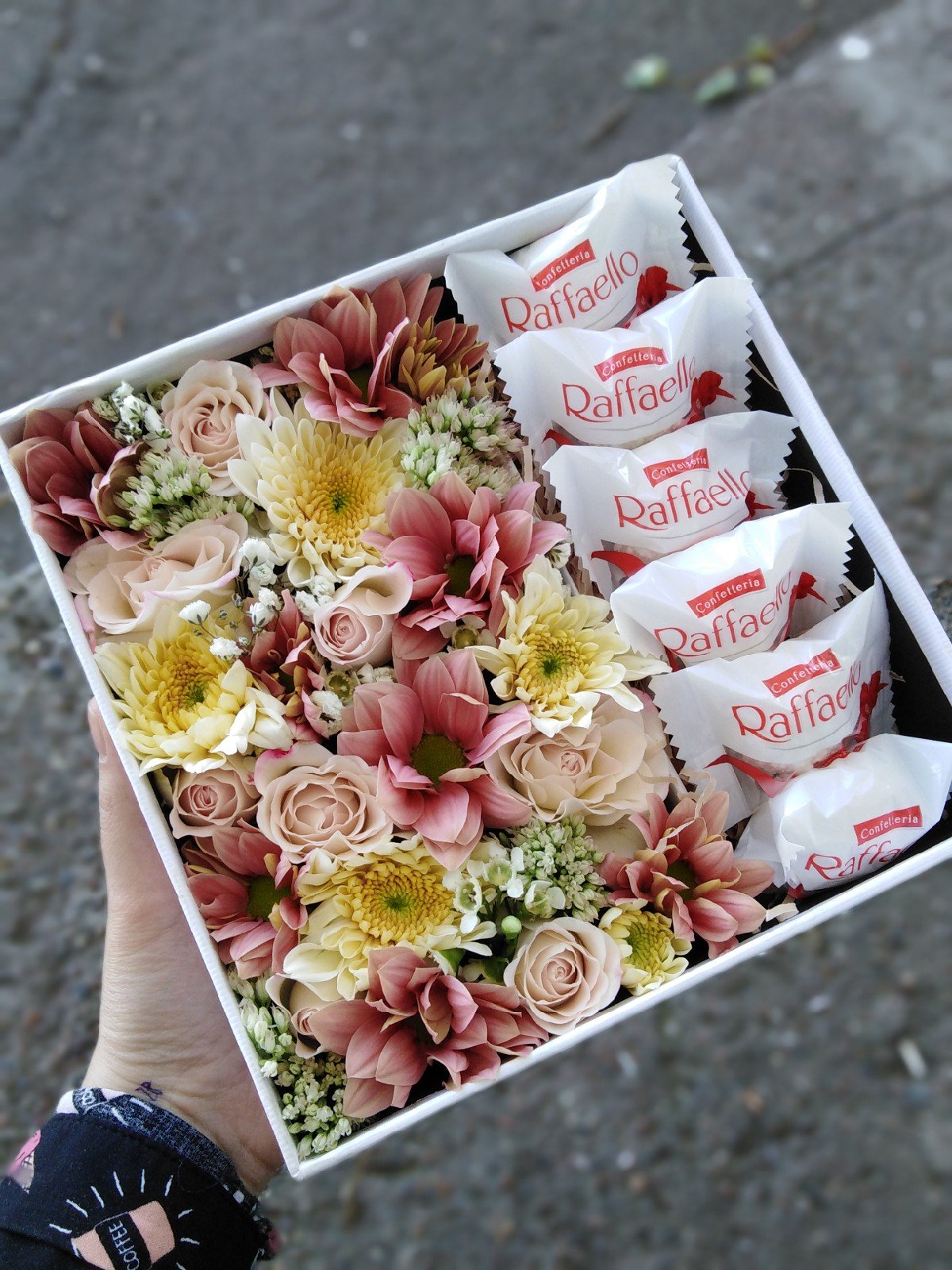 Конфеты с цветами в коробке