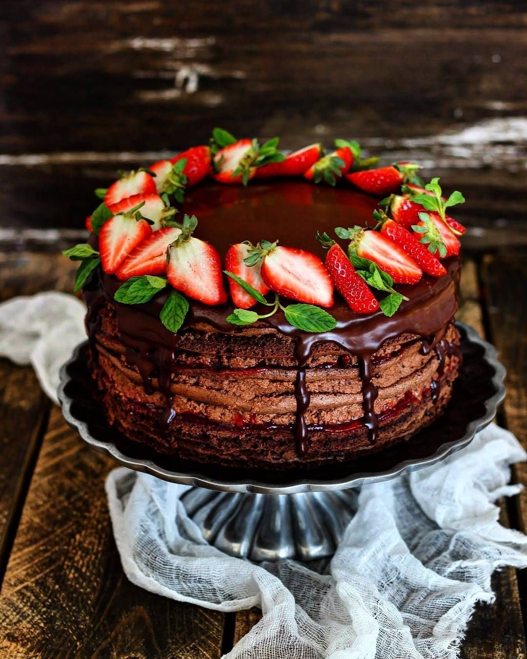 Украшение торта клубникой и шоколадом