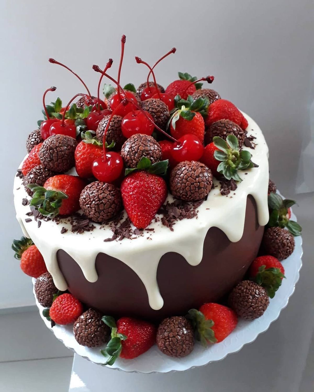 Торт с клубникой и шоколадом