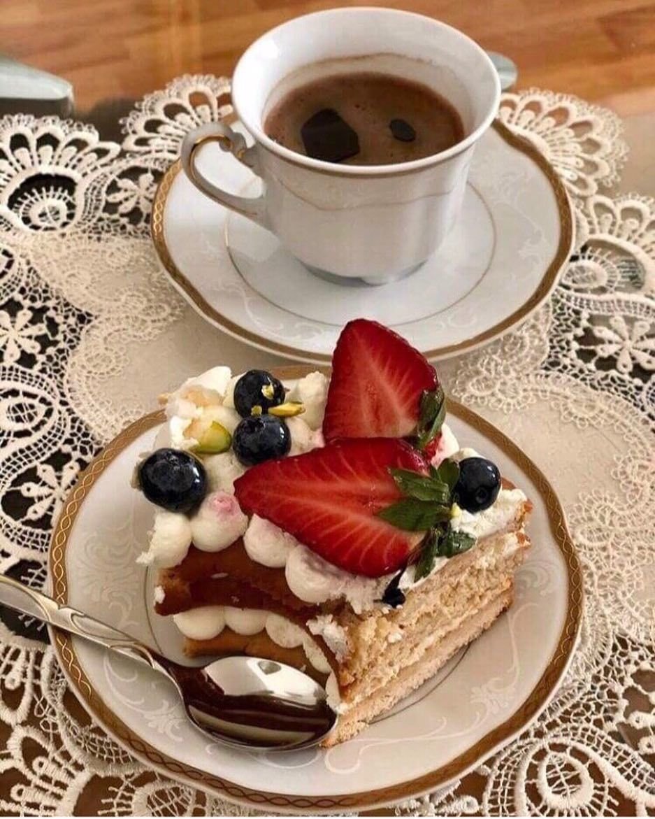 Красивые пирожные и кофе