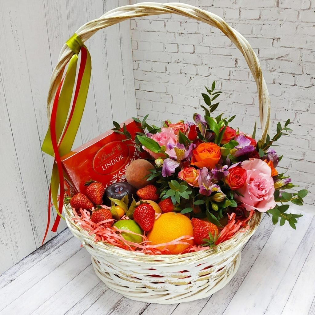 Корзина с фруктами и цветами