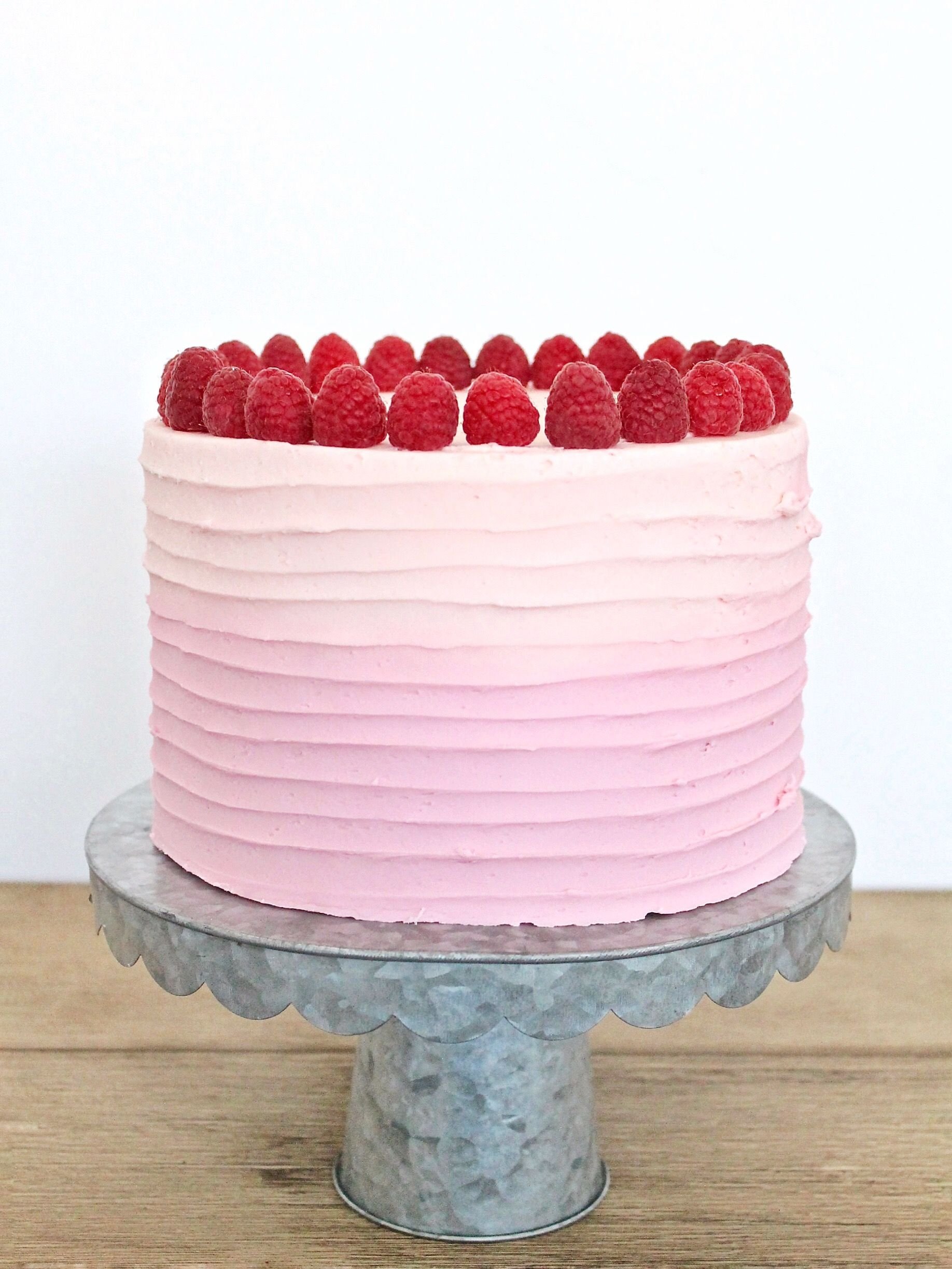 Сделать розовый торт. Торт розовый бархат. Пинк кейк торт. Розовый вельвет торт. Декор торта розовый.