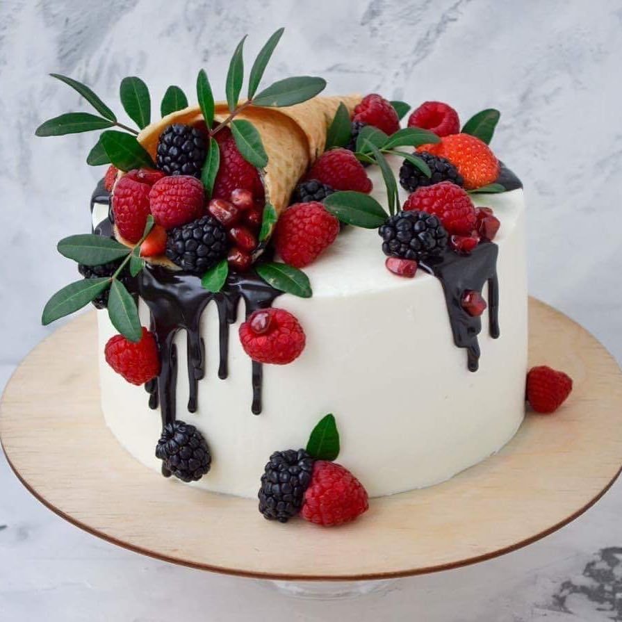 Торт с рожком и ягодами