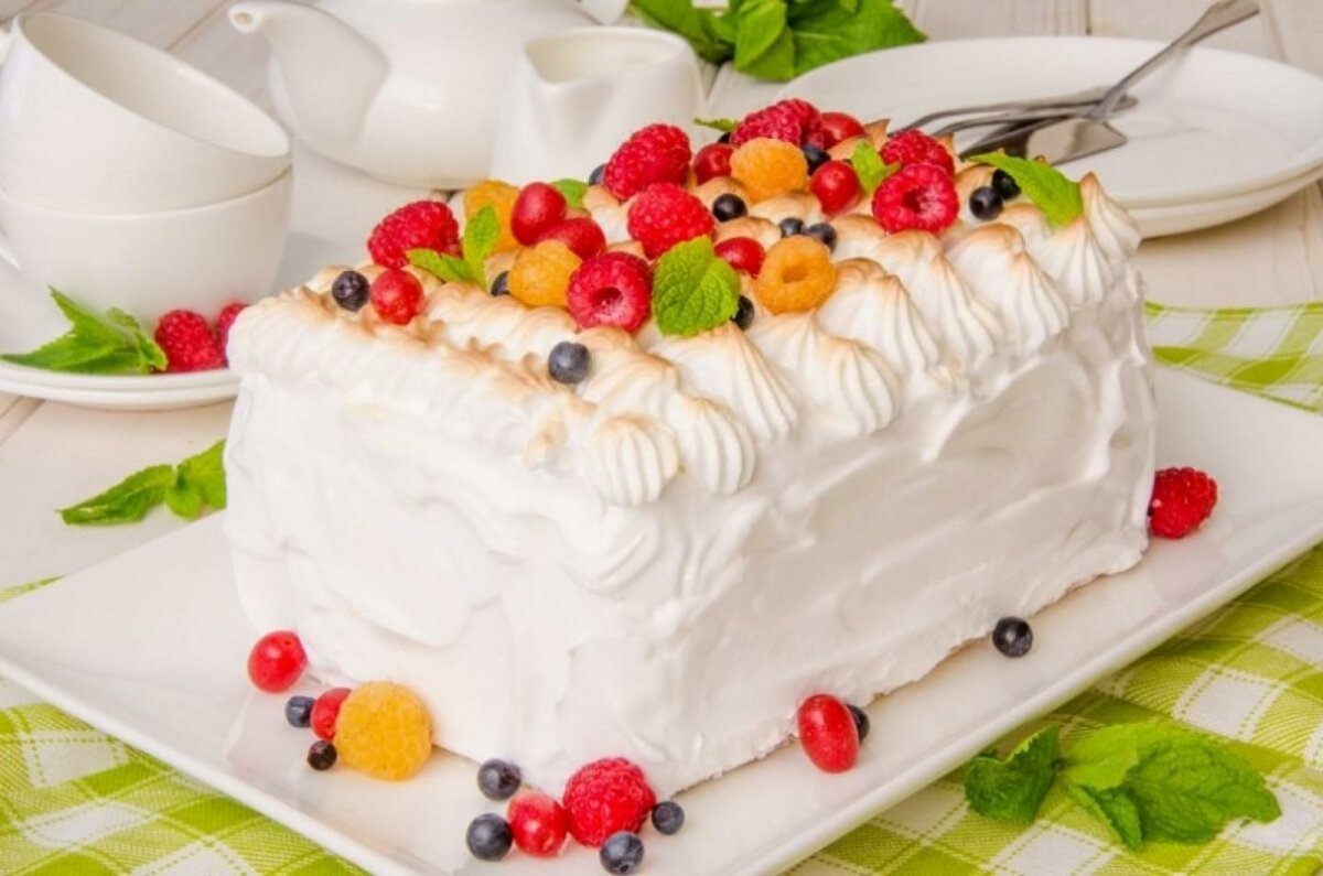 Мороженое с шоколадом и орехами