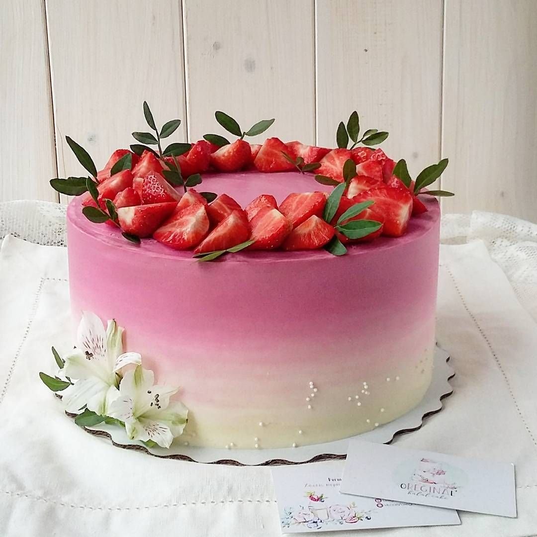 Торт с клубникой