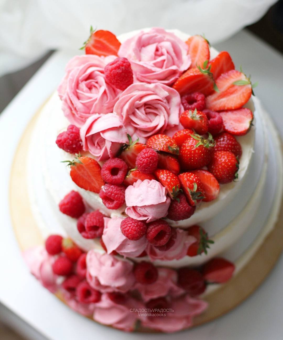 Торт с клубникой и цветами