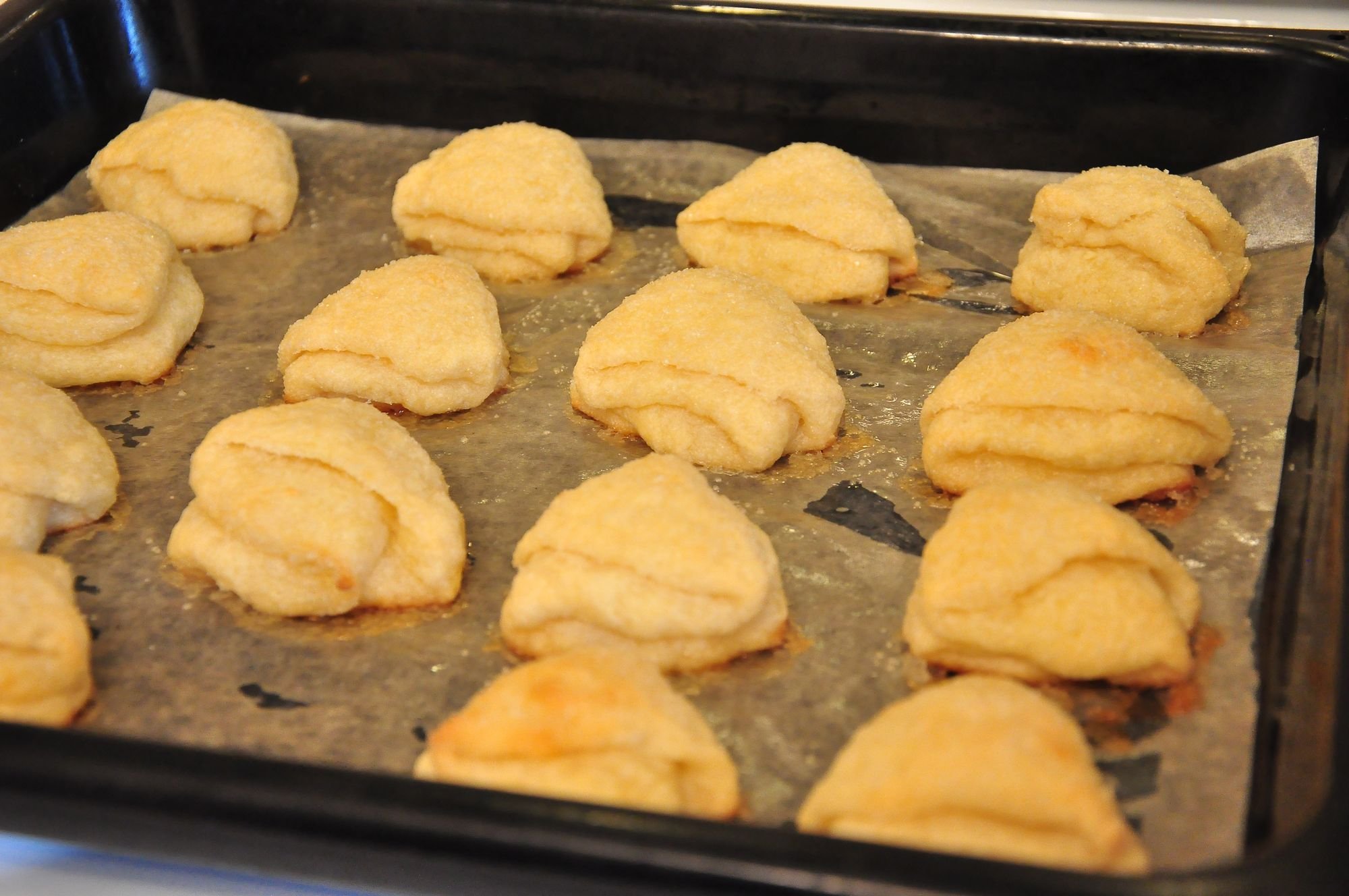 Рецепт вкусного творожного печенья в духовке. Творожное печенье. Печенье с творогом. Печенье на противне. Печенье из творога в духовке.