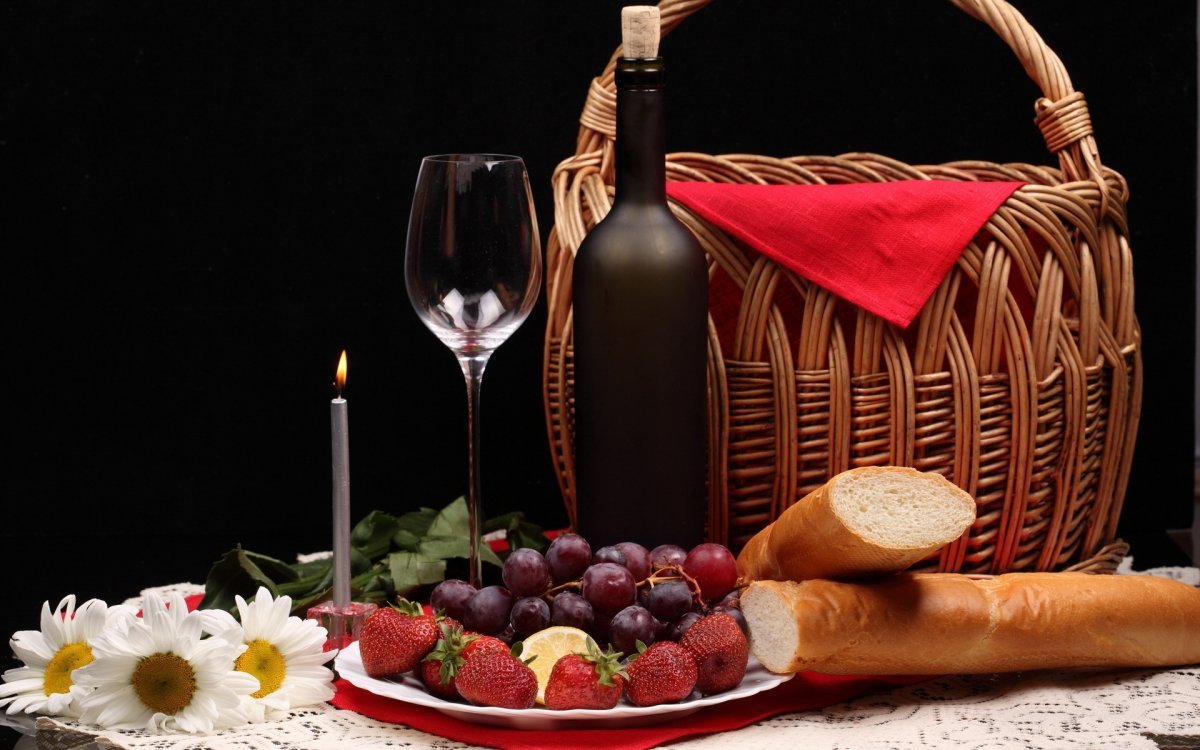 Корзина с фруктами и шампанским