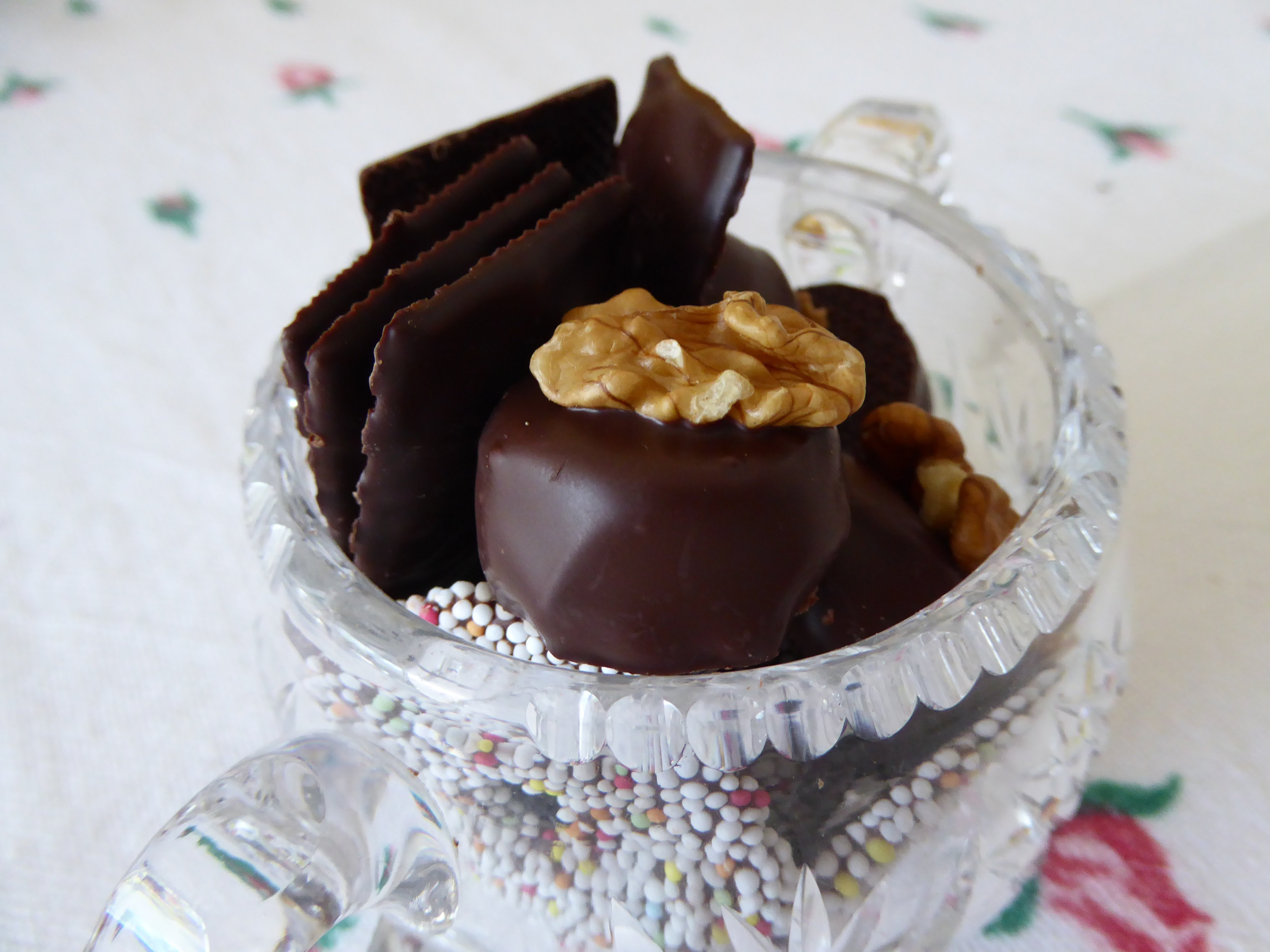 Просроченные конфеты можно. Шоколадные конфеты пралине. Конфеты с пралине из грецкого ореха. Конфеты шоколадный десерт. Шоколадное пралине.