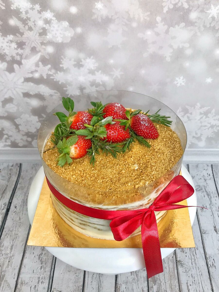 Украшение медовика клубникой