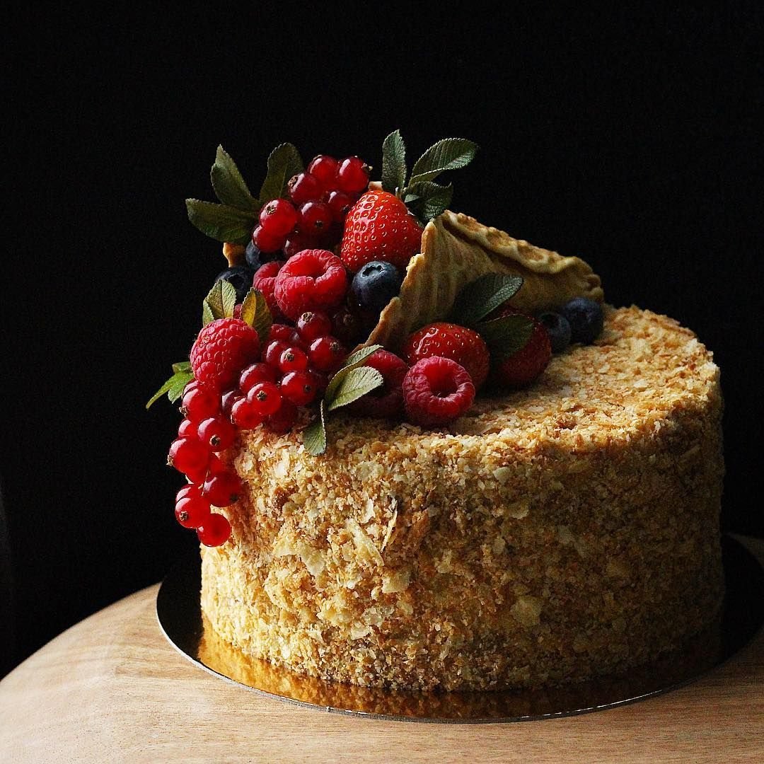 Украшение медовика клубникой