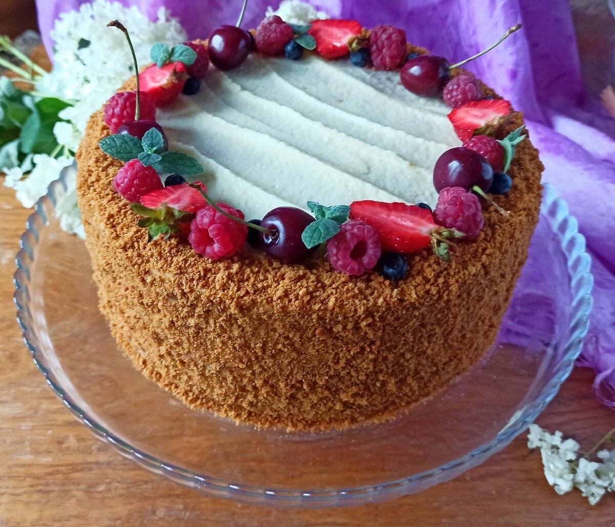 Медовый торт с клубникой