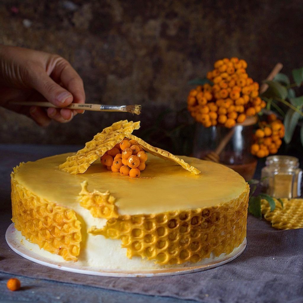 Медовик с арахисом и карамелью