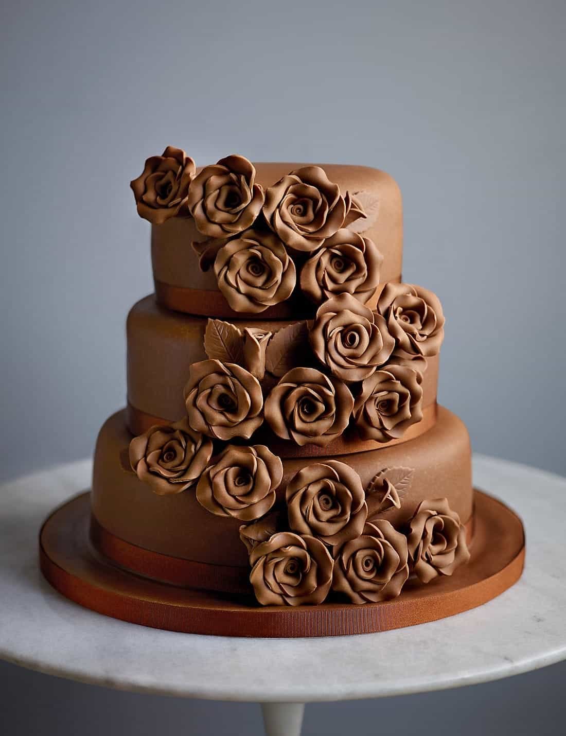 Розочки из шоколада. Шоколадные розы. Шоколадные позы. Свадебный торт с шоколадом. Красивый шоколадный торт.