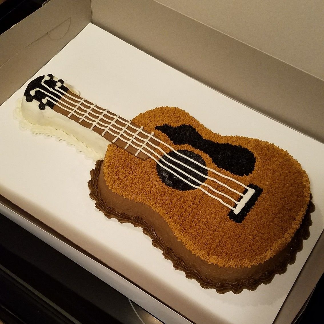 Высокий вертикальный торт «Гитара»