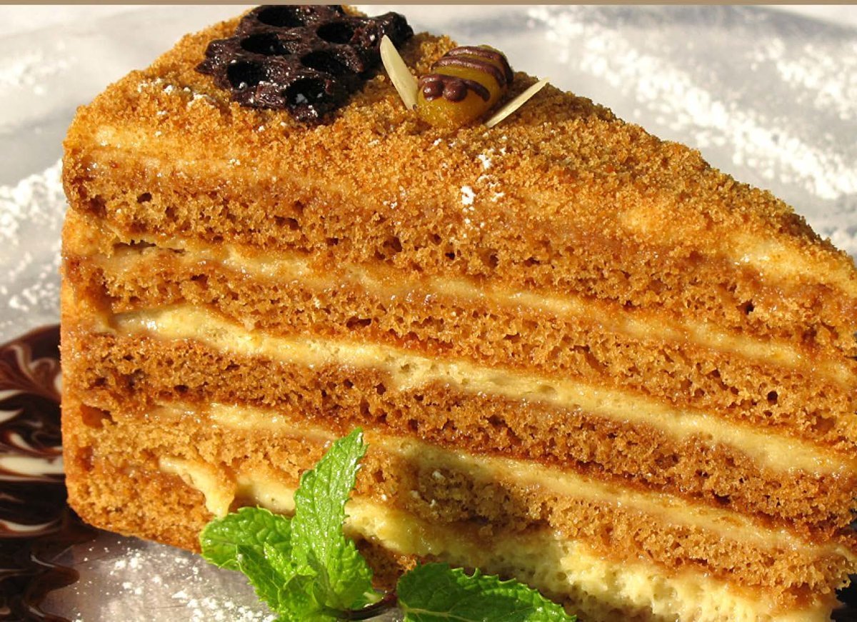 Медовик с клубникой