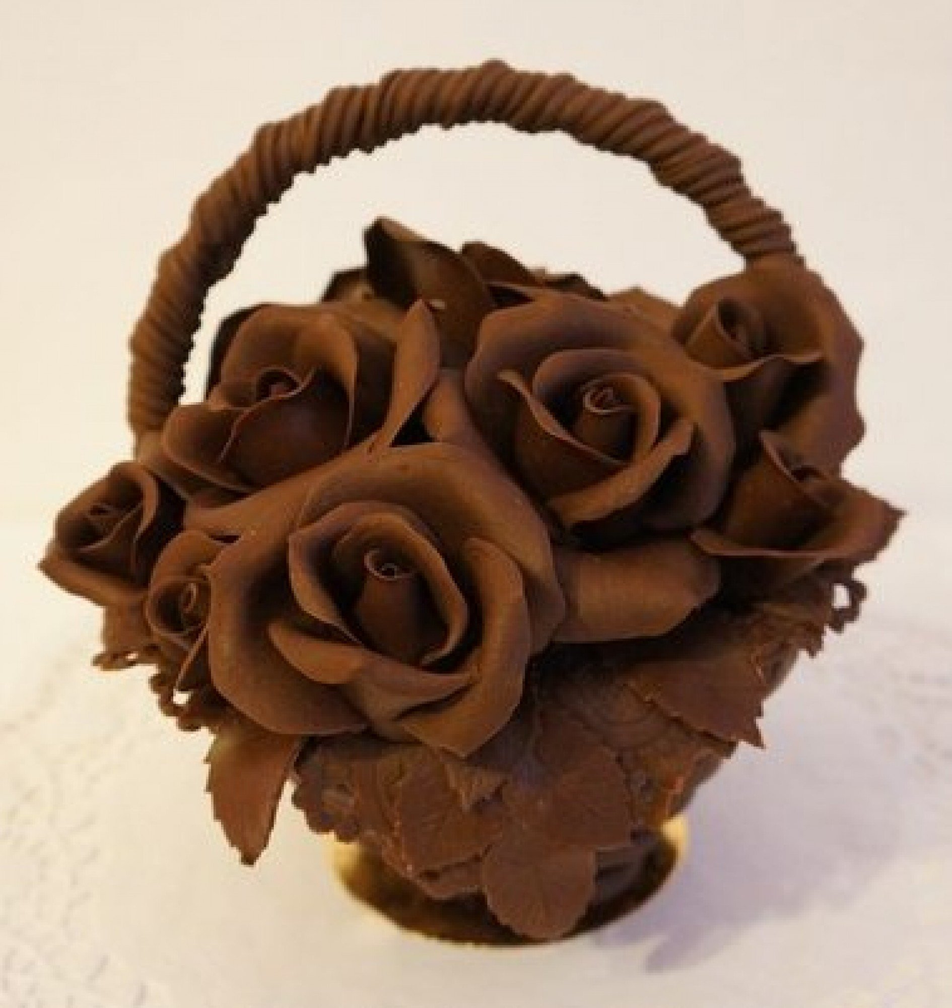 Шоколадные букеты из шоколада. Шоколадные цветы. Шоколадные розы в корзинке. Цветы из шоколада. Шоколадные розочки.