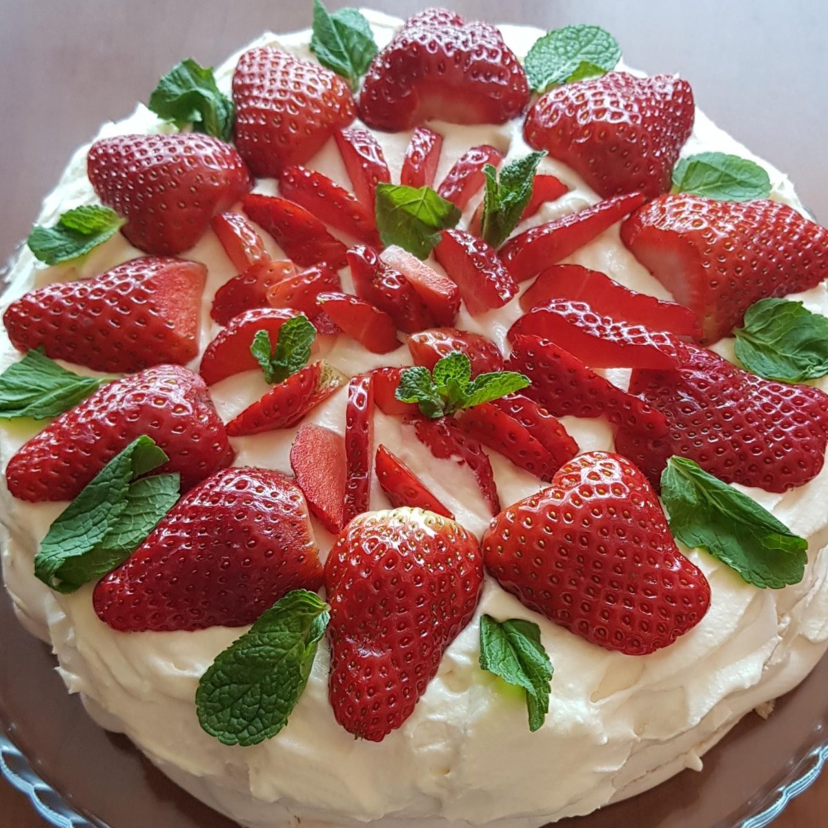Меренговый торт с клубникой