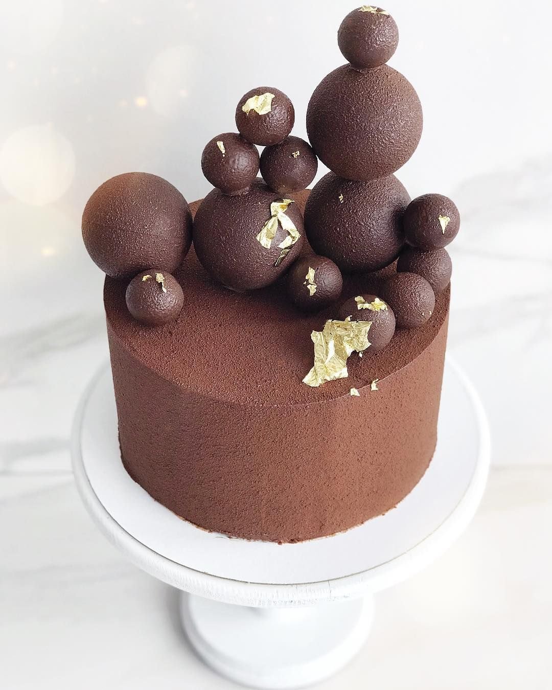Торт украшенный шарами из шоколада