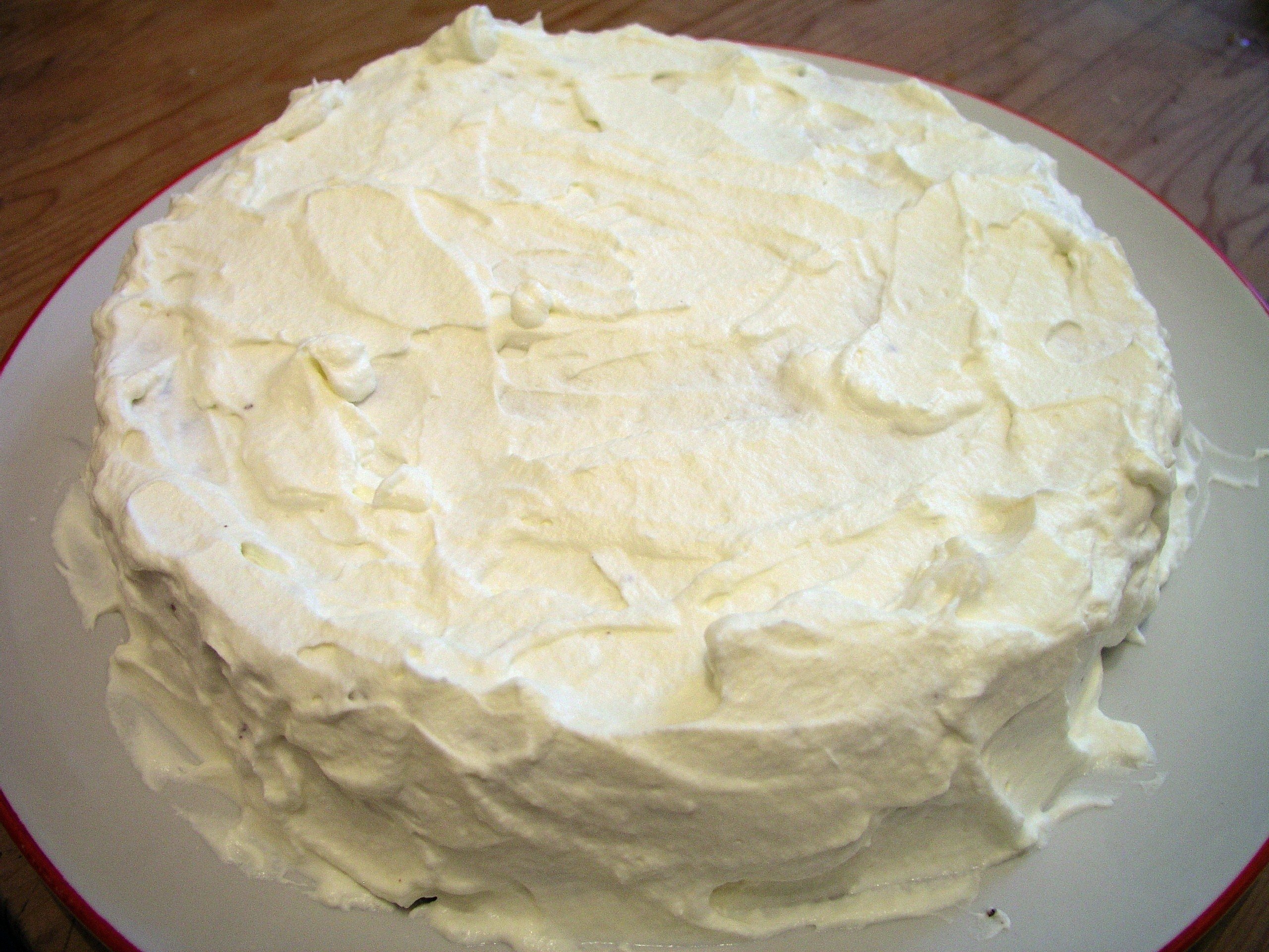 Белковым кремом пошаговый рецепт. Украшение торта взбитыми белками. Белковый торт. Торт с белковым кремом. Торт со взбитыми белками.