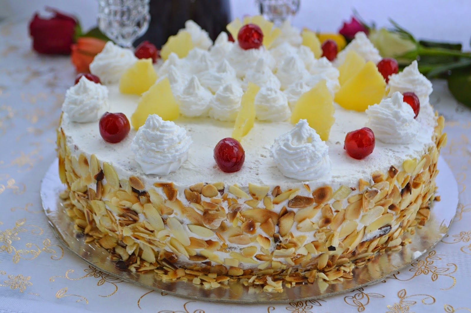 Фото торта со сливками. Итальянский сливочный торт. Торт брызги шампанского. Бисквитный торт с маскарпоне и ананасами. Наполеон с маскарпоне и сливками.