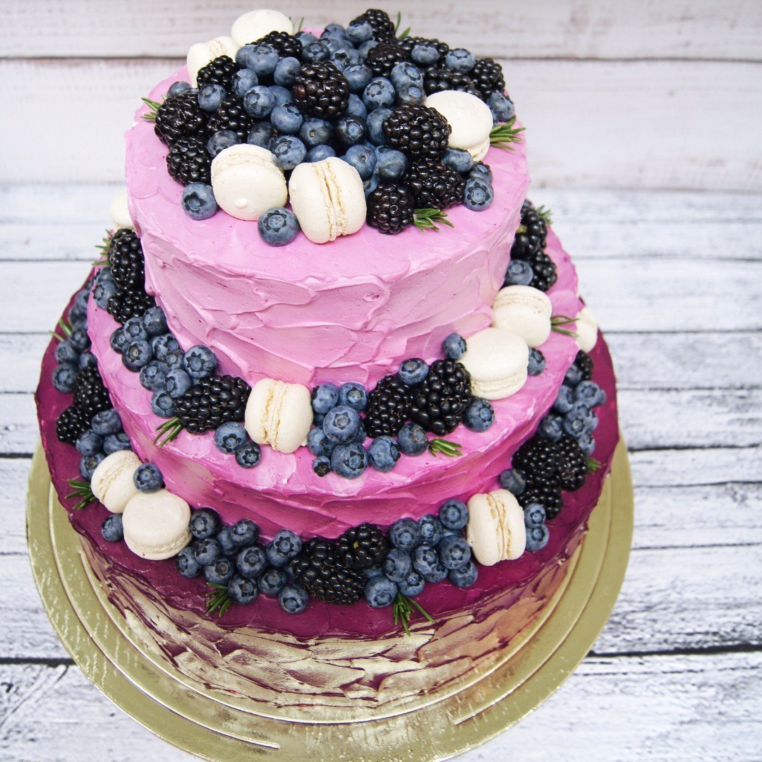 Фиолетовый торт с ягодами