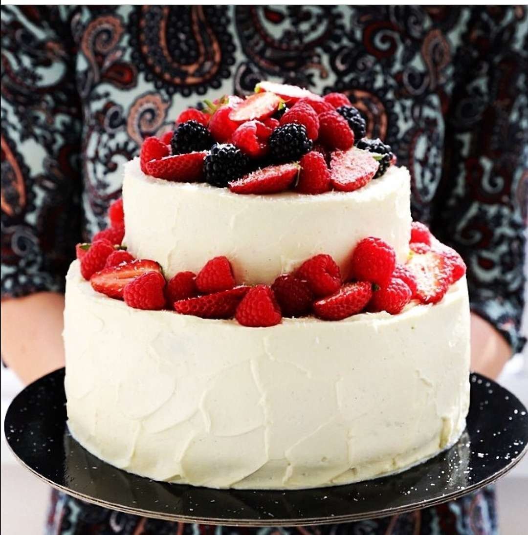 Торт красный бархат с клубникой