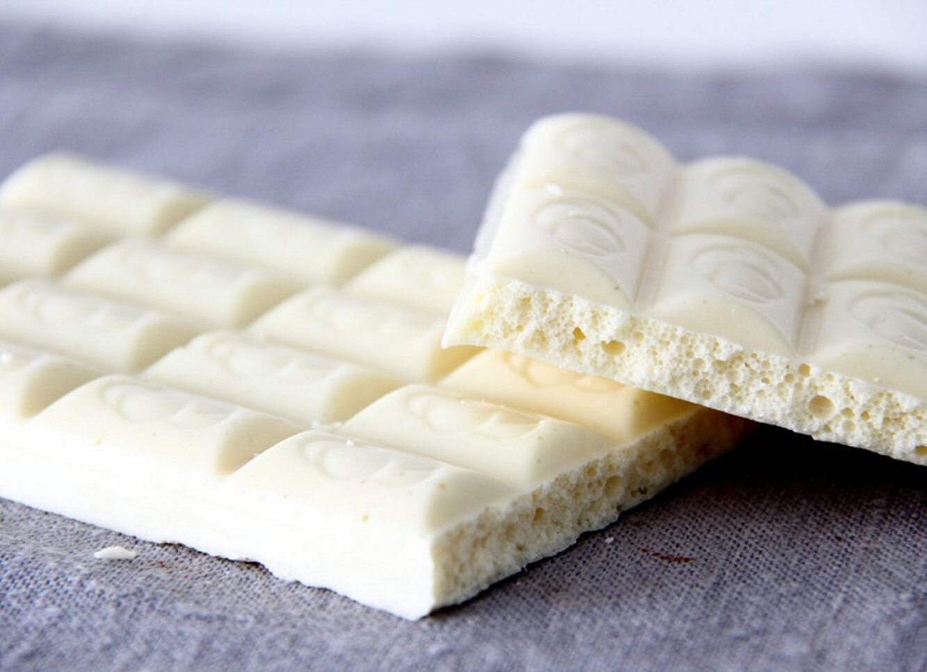 Кусочки белого шоколада. Шоколад воздушный белый 85г. Белый шоколад пористый Эстетика. Воздушный белый пористый. Белый шоколад плитка.