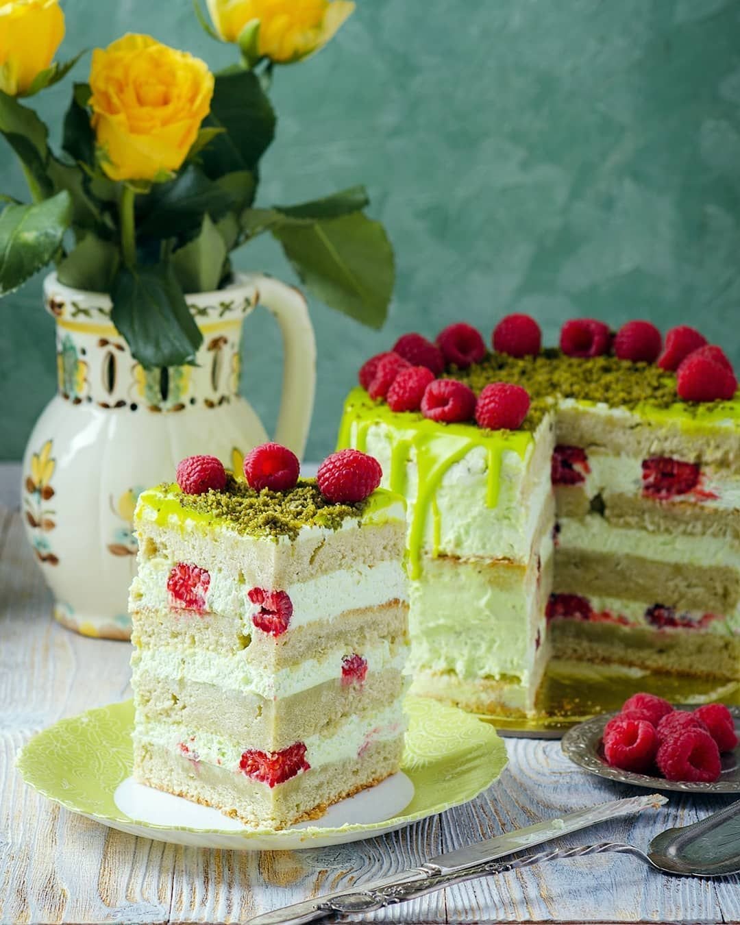 Пирожное с ежевикой