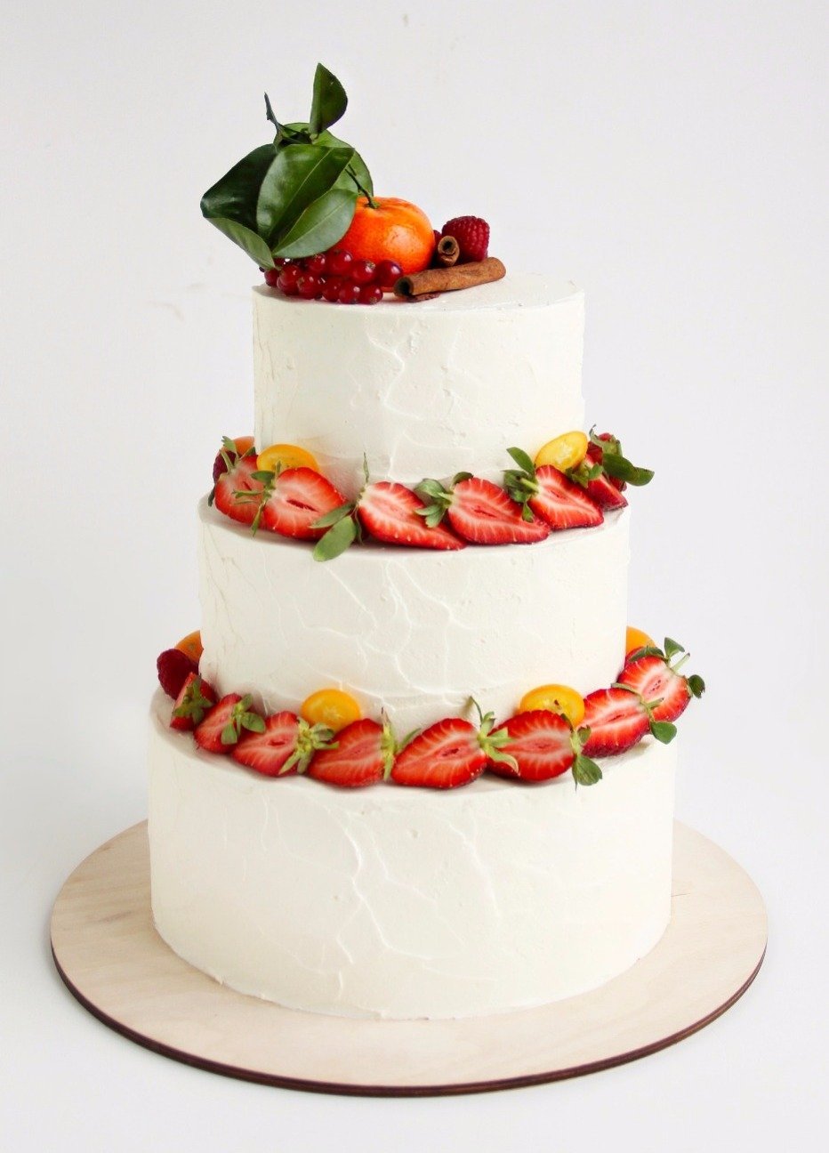 Свадебный торт с клубникой