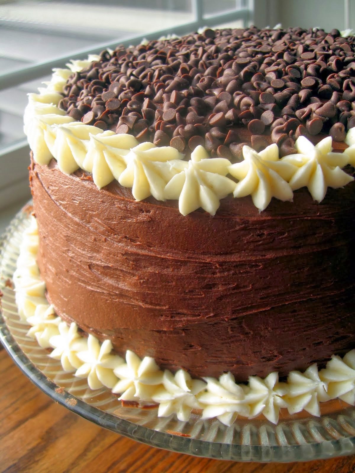Простой рецепт шоколадного торта с фото. Шоколадный торт с кремом чиз. Торт шоколадный Бейкер. Торт крем чиз с шоколадом. Украшение торта шоколадной глазурью.