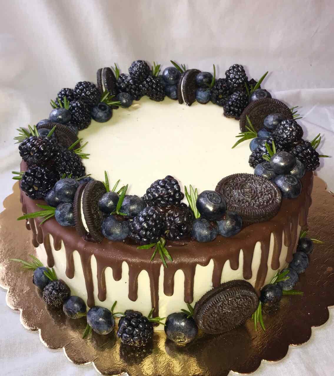 Мастичный торт с ежевикой