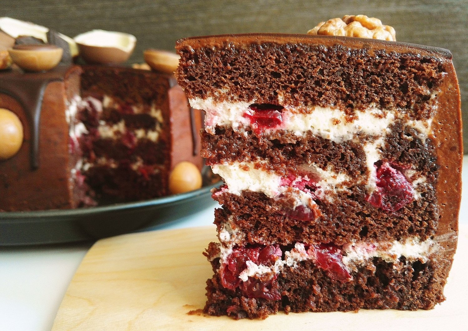 Какие торты вкусные начинки. Шварцвальд торт. Шварцвальдский вишневый торт черный лес. Торт "чёрный лес" (Black Forest Cake). Торт Шварцвальд в разрезе.