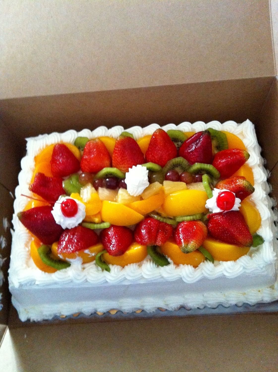 Торт с фруктами Happy Birthday