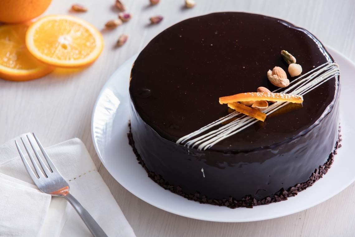 Торт с голубикой и клубникой в шоколадной глазури